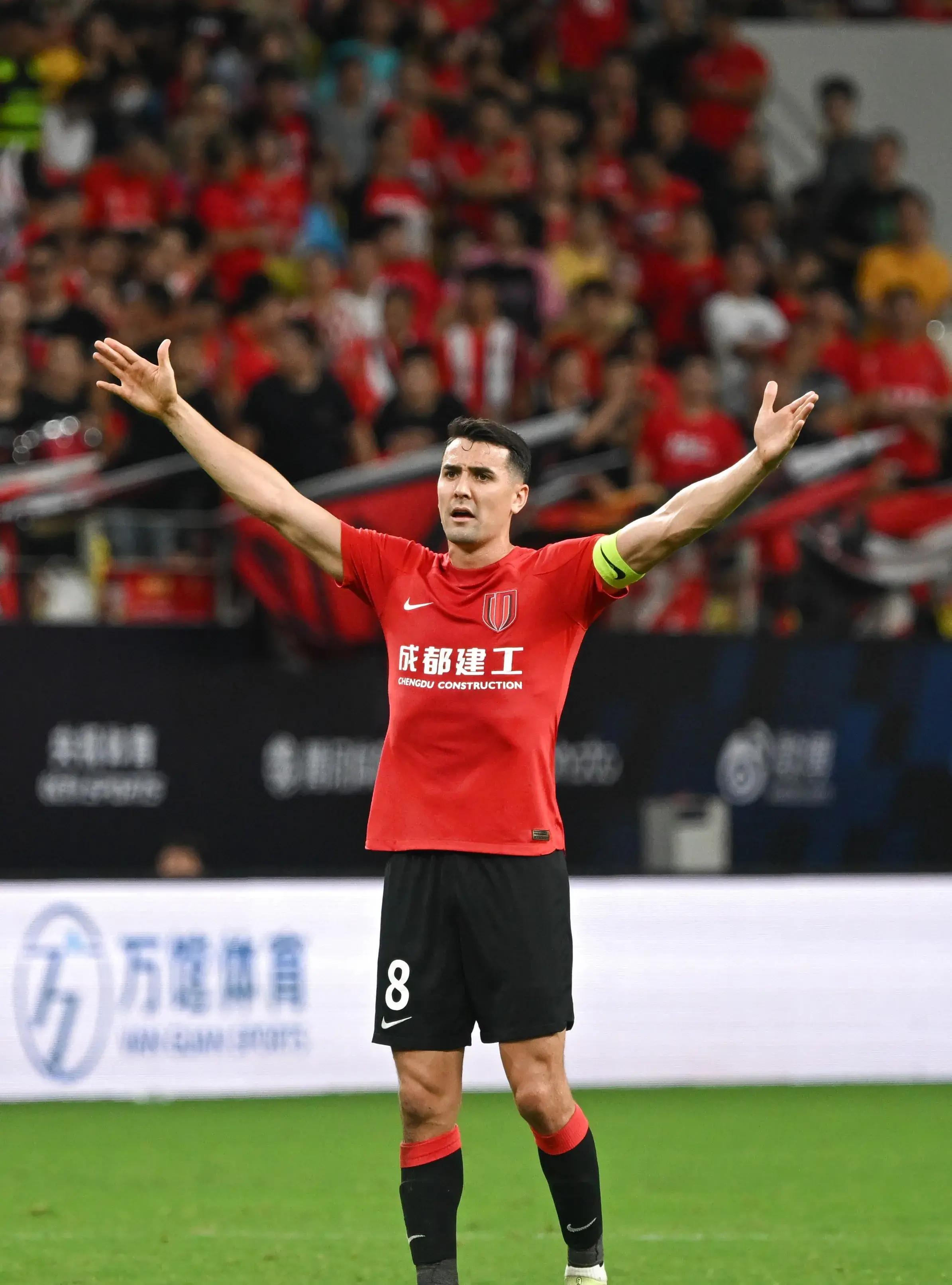 西甲冠军争夺激烈，豪门受挫主帅下课的简单介绍